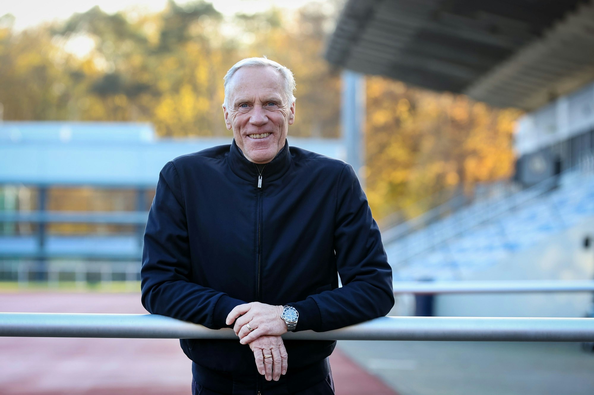 Ingo Froböse lehnt an einem Geländer eines Sportplatzes