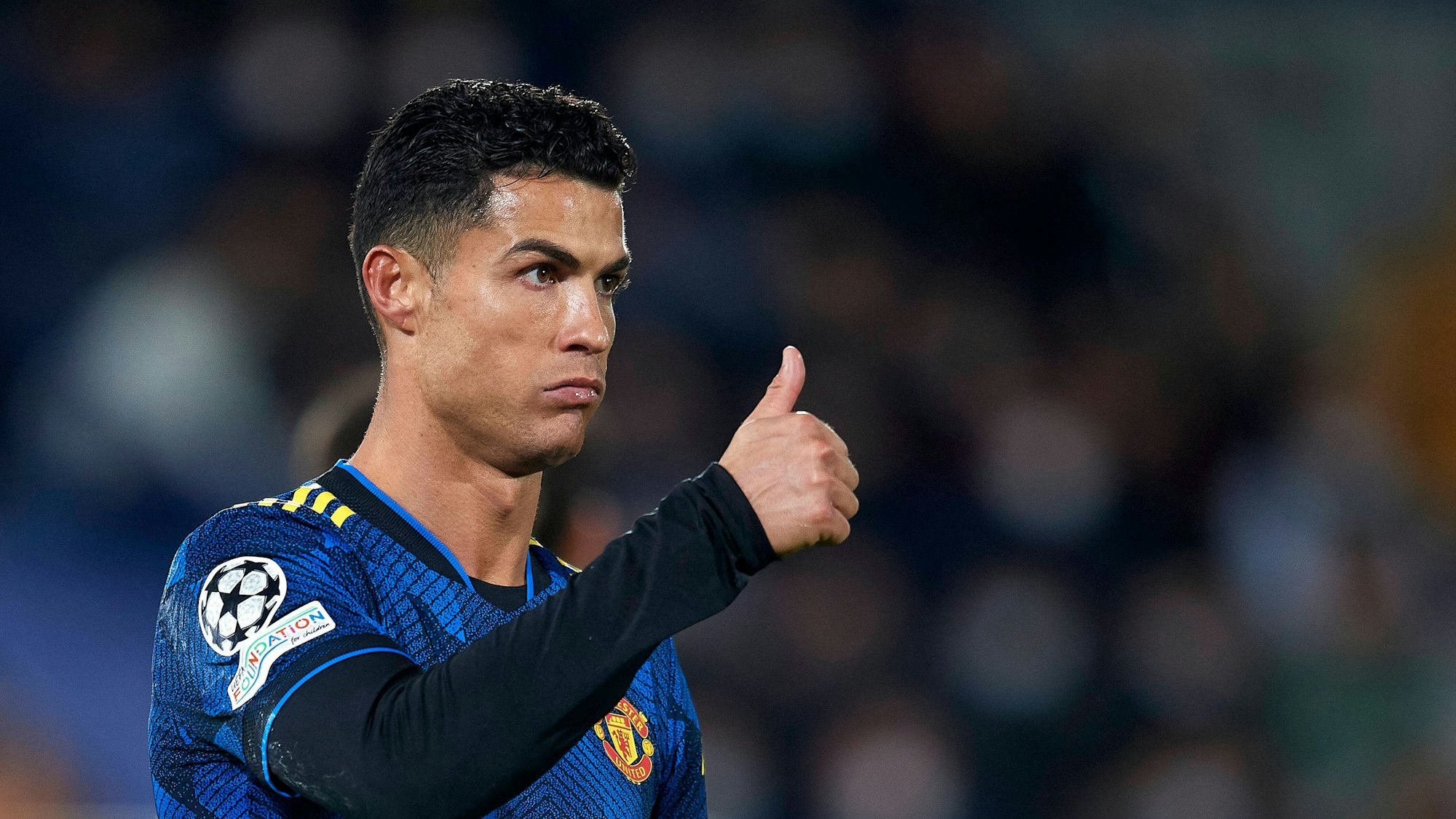 Cristiano Ronaldo hebt den Daumen.