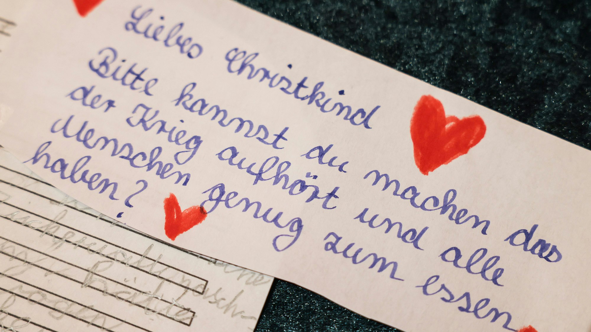 Ein Wunschzettel mit dem Wunsch «Liebes Christkind, bitte kannst Du machen das der Krieg aufhört und alle Menschen genug zum essen haben?», hängt in der Christkindpostfiliale der Deutschen Post.