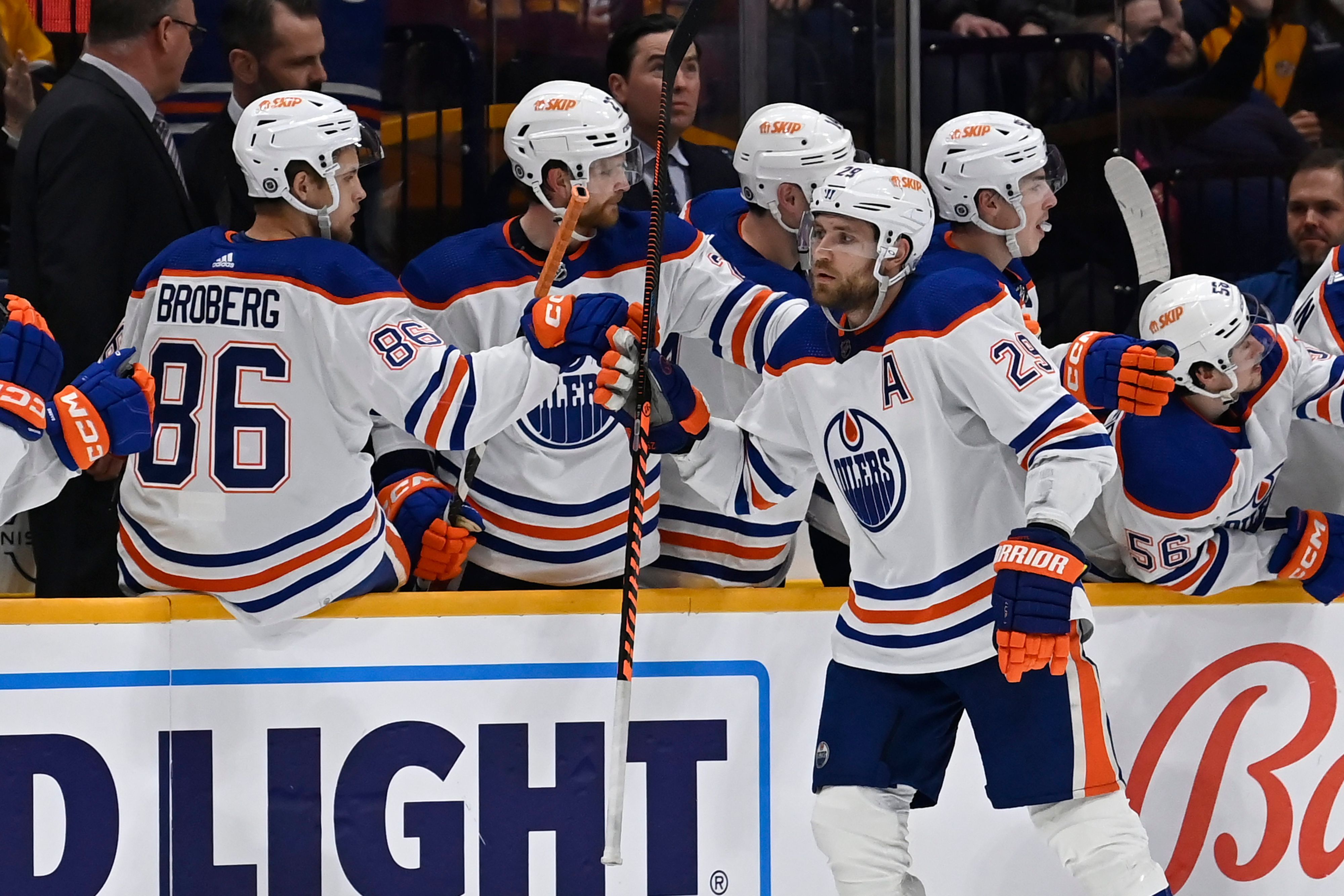 Leon Draisaitl fährt an die BAnde und schlägt mit seinen Teamkollegen ein.
