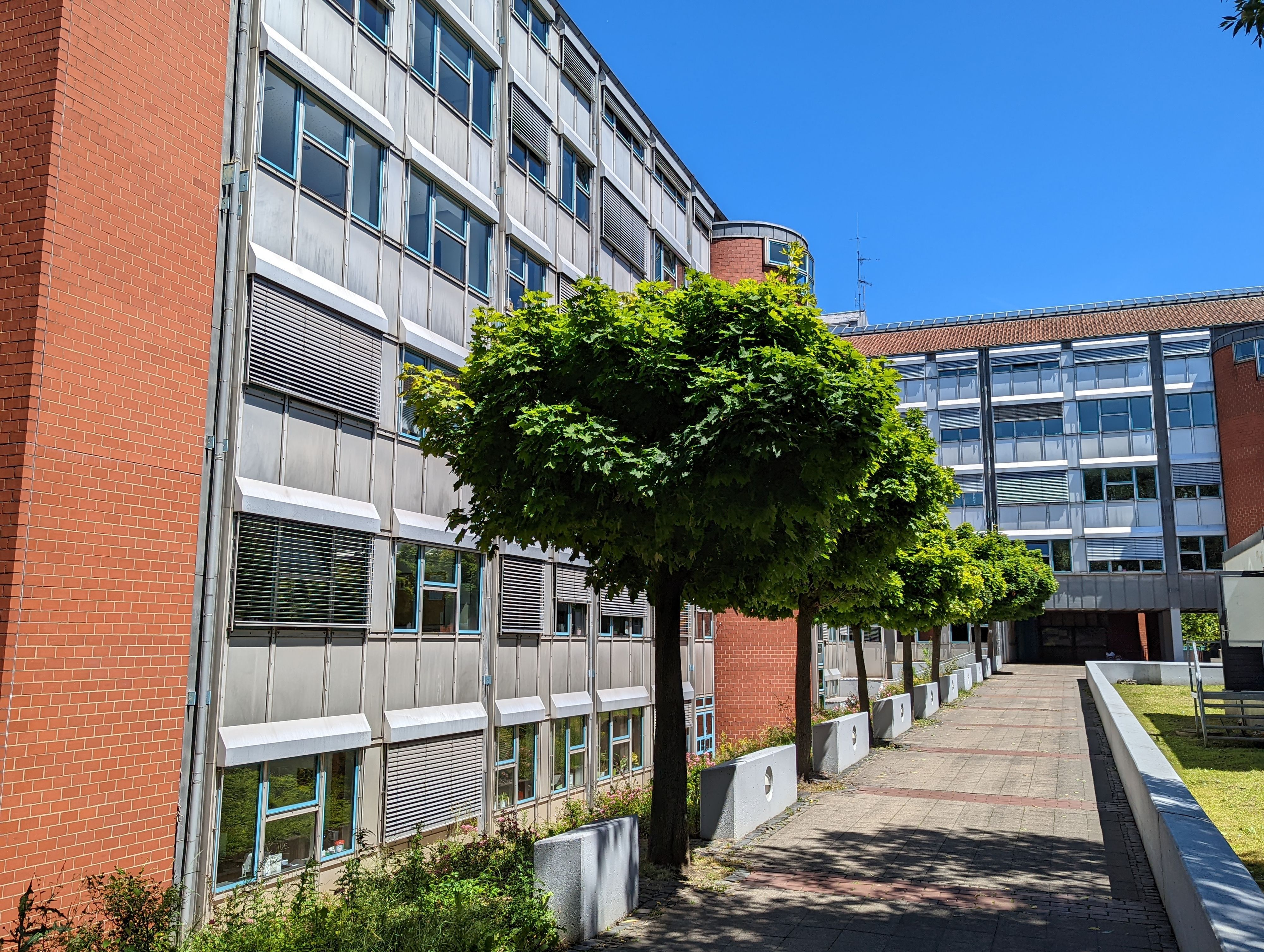 Die Fassade des Hürther Rathauses
