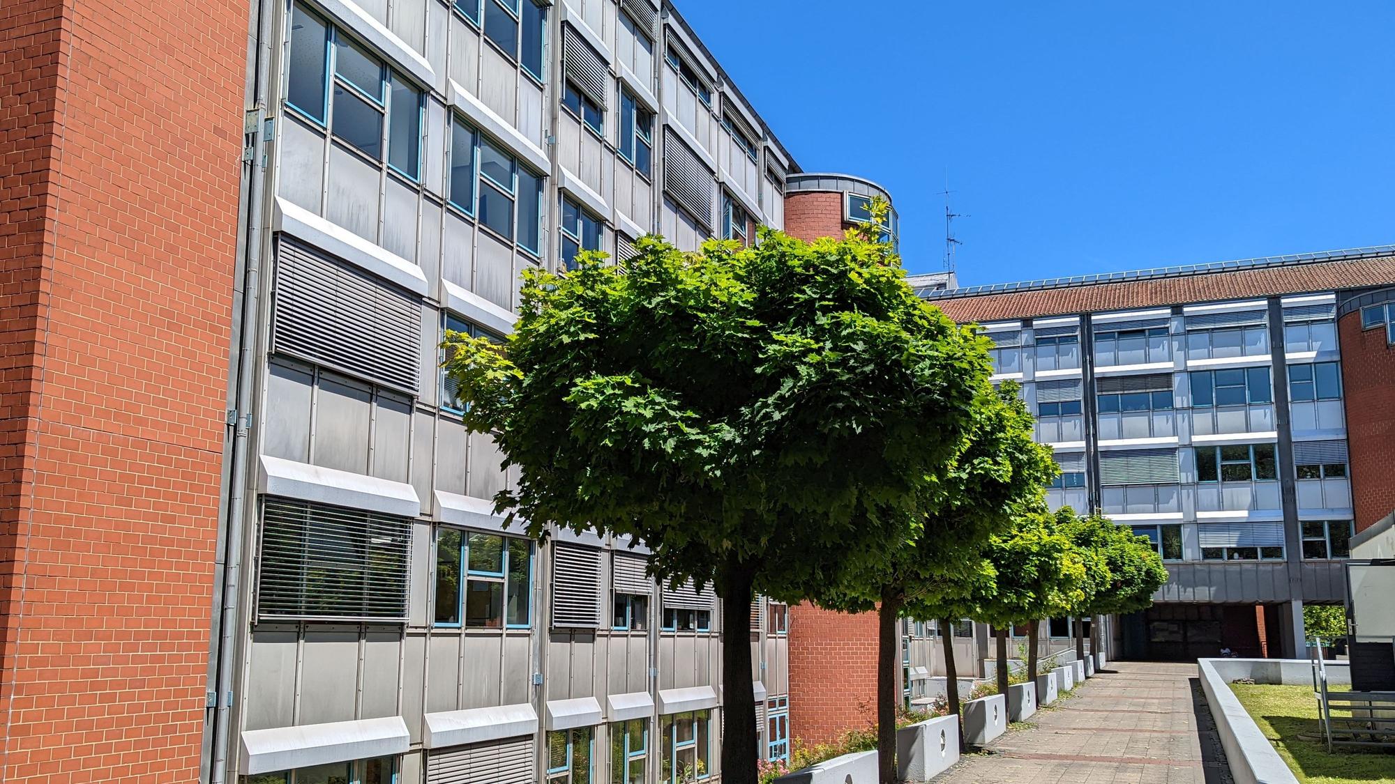 Die Fassade des Hürther Rathauses