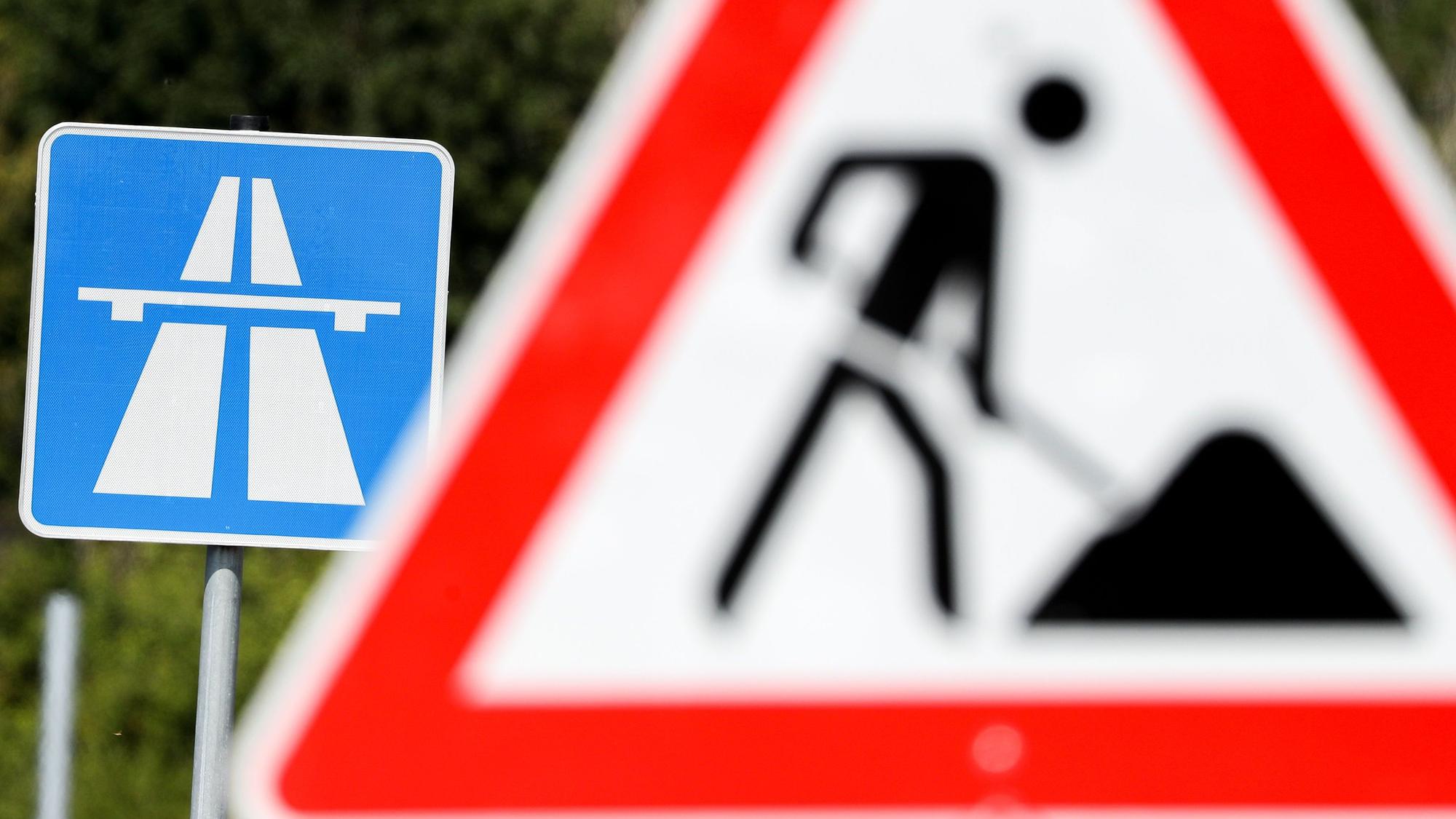 Ein Schild weist auf eine Baustelle auf einer Autobahn hin.