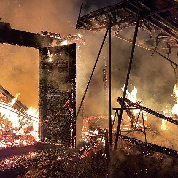 Die brennenden Bienenstöcke.
