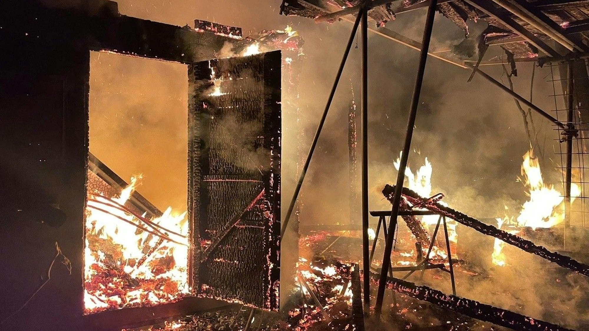 Hohe Flammen im Bedburger Bienenhaus.