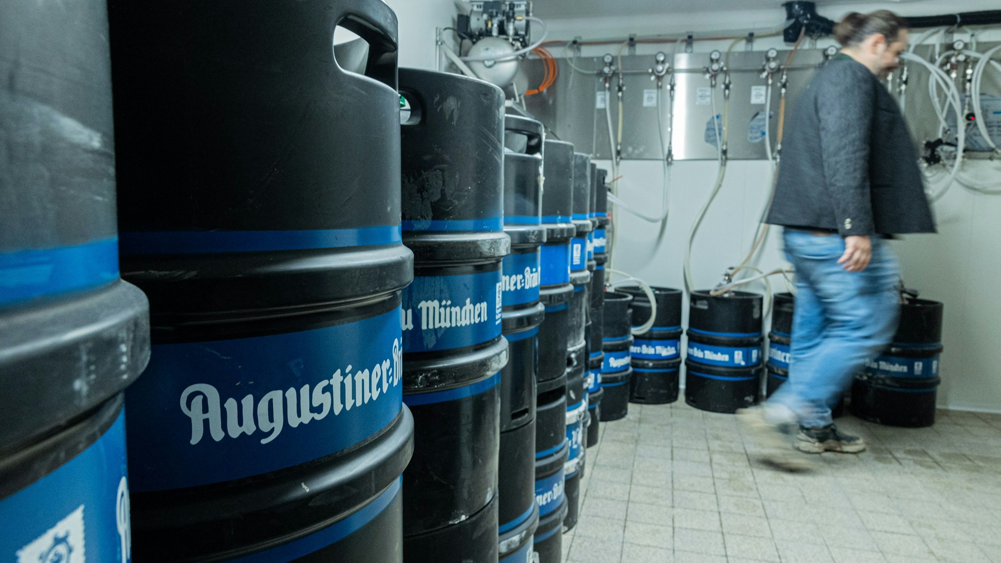 Unzählige Bierfässer stehen im Keller des Augustiner am Heumarkt in Köln.