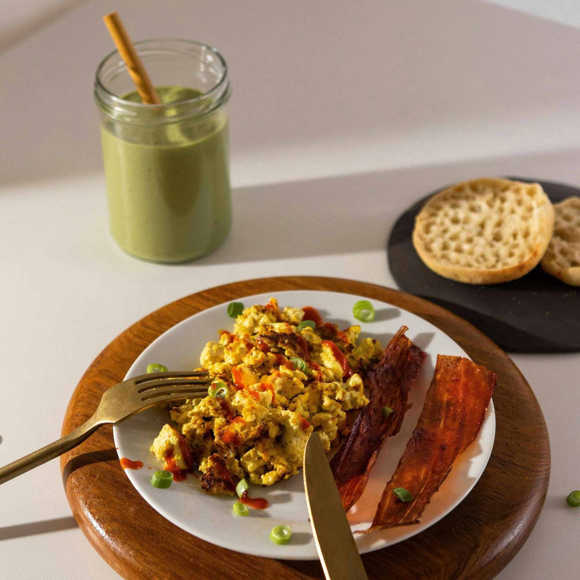 Scrambled Tofu aus dem Kochbuch "All Day Vegan" ist auf einem Teller angerichtet.