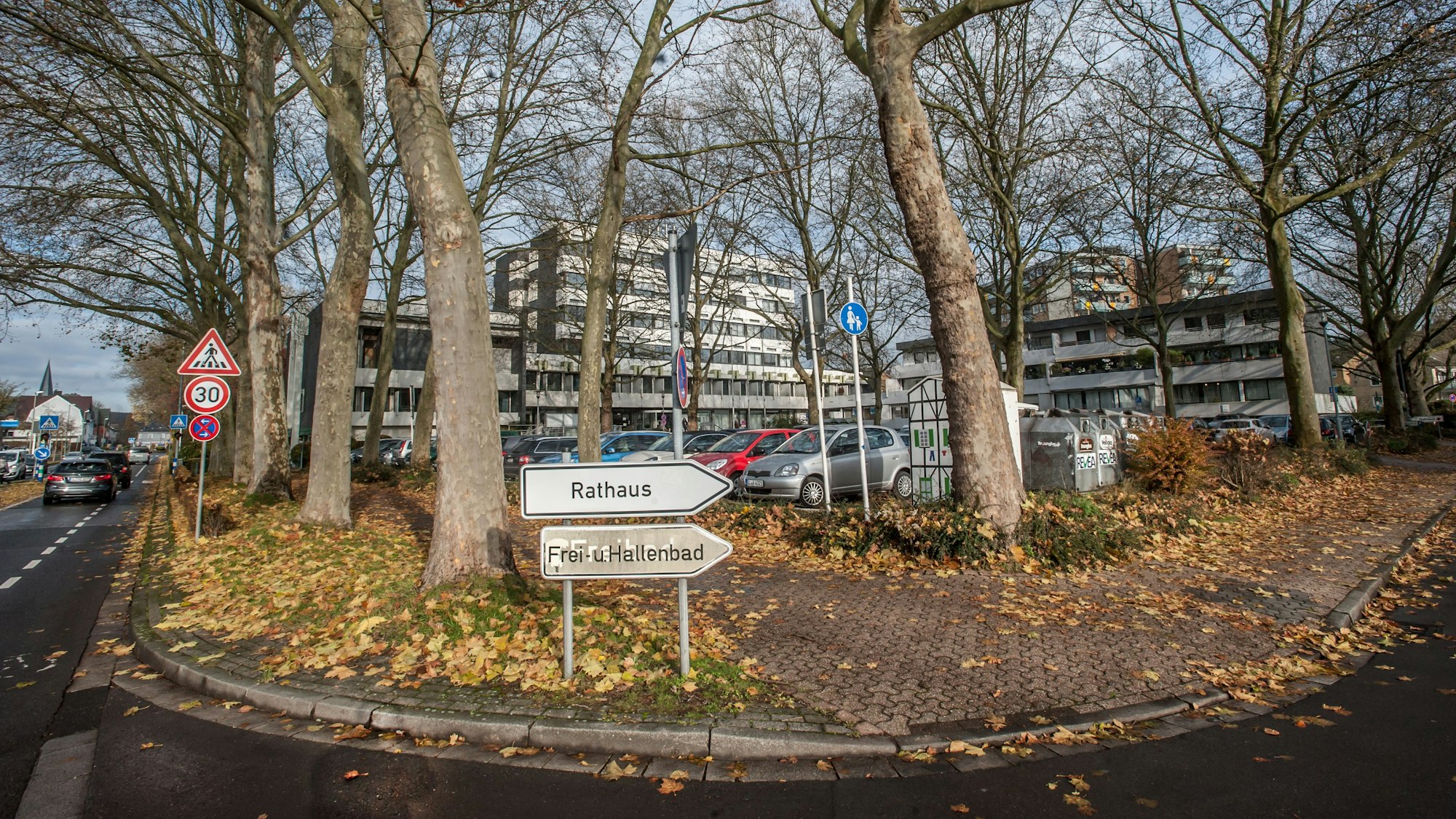 Schilder weisen zum Rathaus Leichlingen.