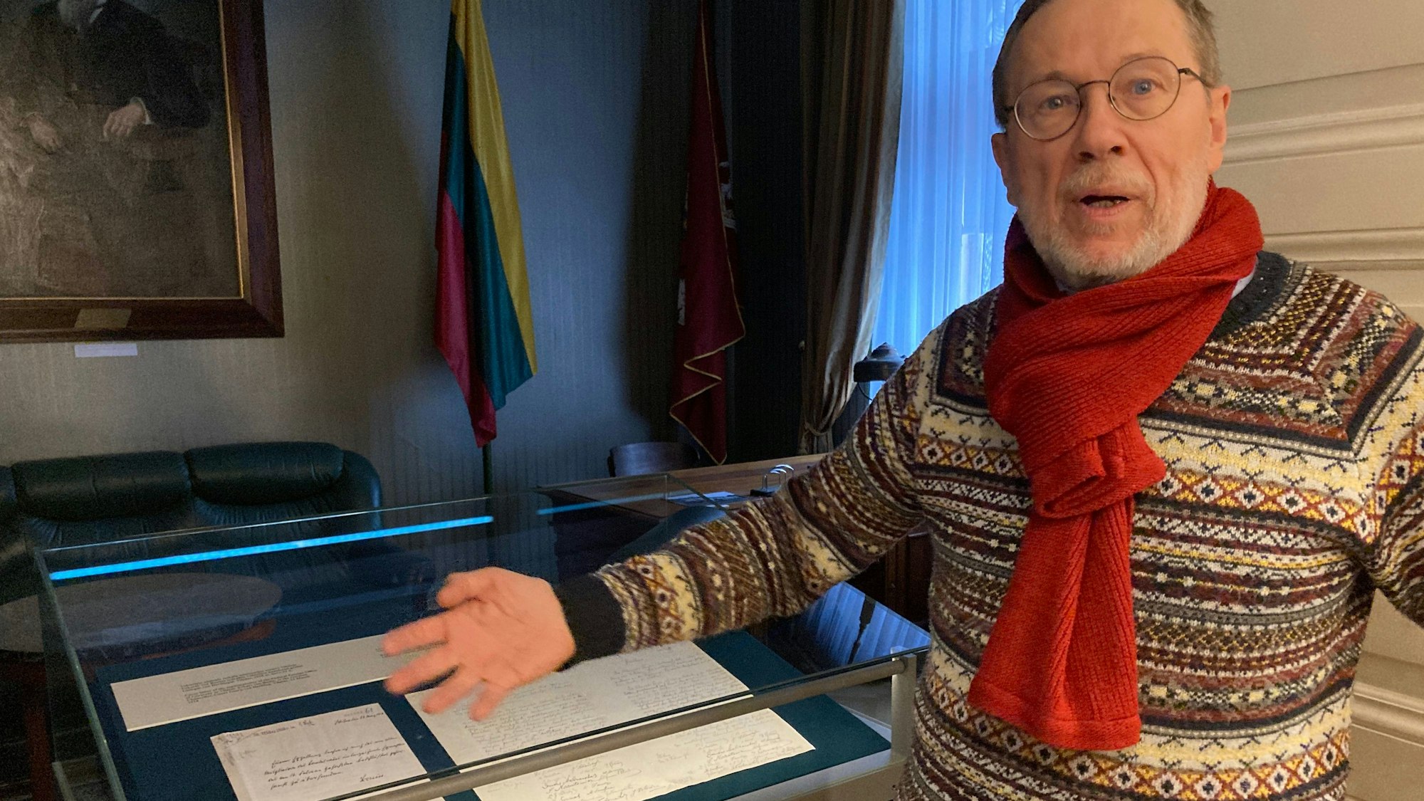 Der litauische Professor Liudas Mazylis steht vor der in einem Glaskasten ausgestellten Abschrift der Unabhängigkeitserklärung von 1918.