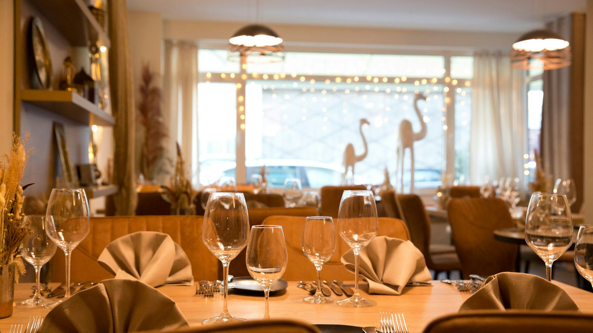 Festlich eingedeckter Tisch mit Blick in den Innenraum des Restaurants Yu*lia.