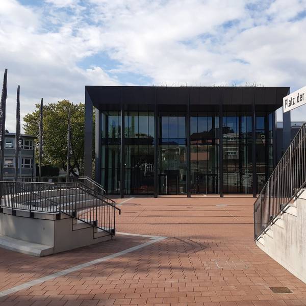Das neu gestaltete Rhein-Sieg-Forum mit dem amphitheaterähnlichen Platz der Begegnung, hier im April 2022, hat seine „Erfolgsgeschichte“ fortgesetzt.