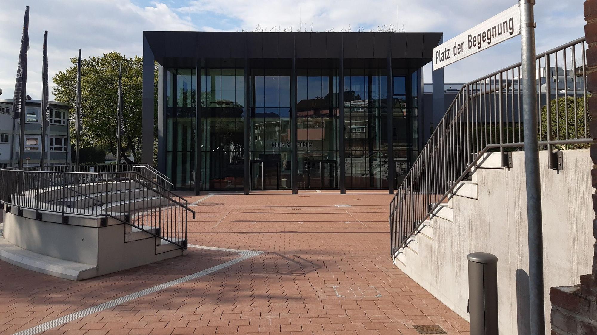 Das neu gestaltete Rhein-Sieg-Forum mit dem amphitheaterähnlichen Platz der Begegnung, hier im April 2022, hat seine „Erfolgsgeschichte“ fortgesetzt.