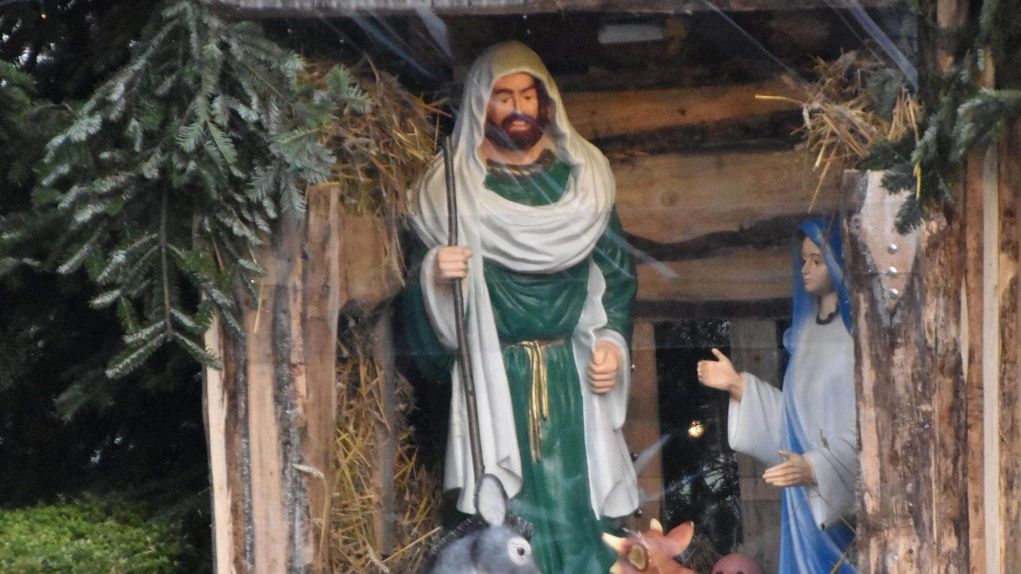 Repariert und nun hinter Glas ist die Krippe am Mucher Kreisel.