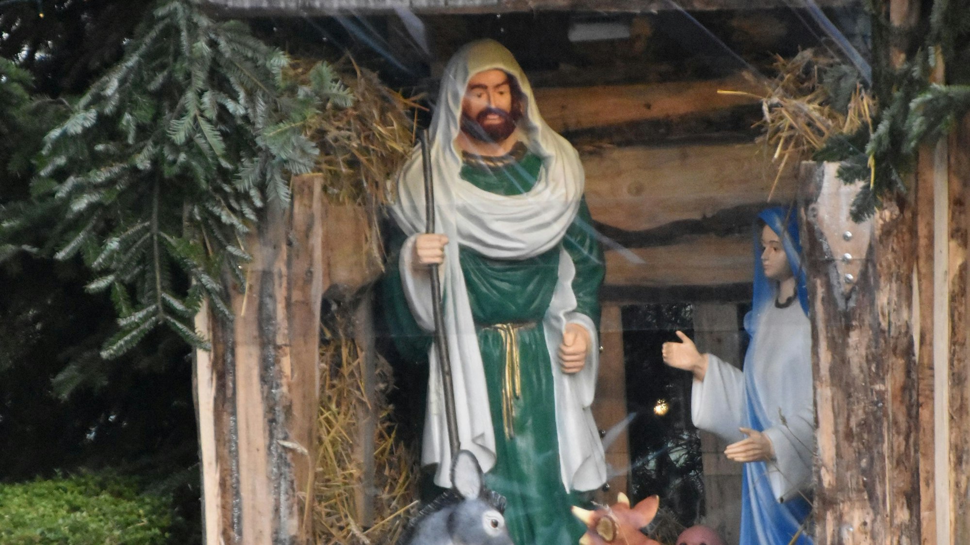 Repariert und nun hinter Glas ist die Krippe am Mucher Kreisel.