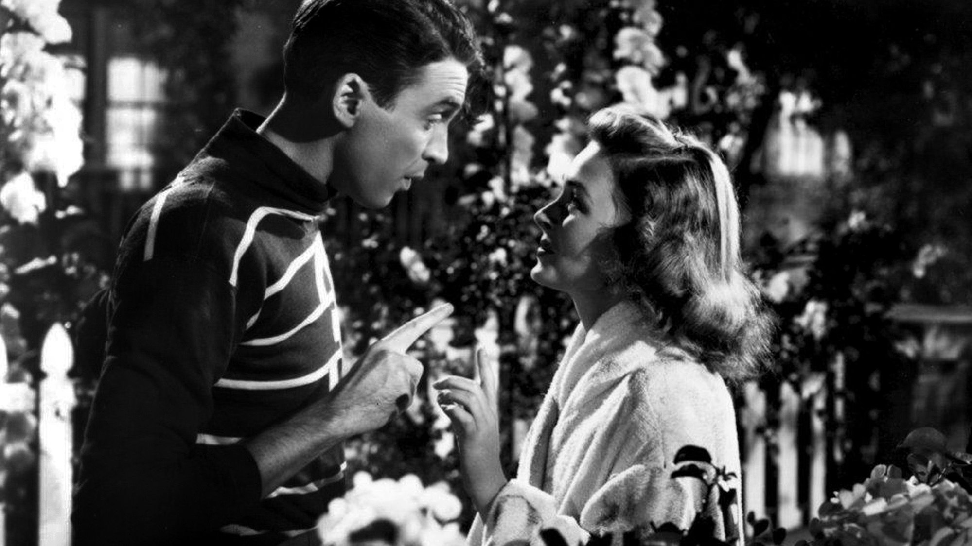 Donna Reed als Mary Hatch Bailey und James Stewart als George Bailey in einer Szene des Weihnachtsfilms „Ist das Leben nicht schön?“