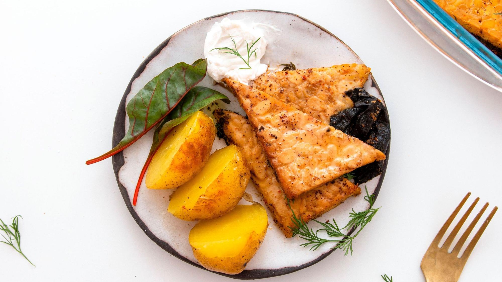 Zitronen-Dill-Tempeh aus dem Kochbuch "All Day Vegan" ist auf einem Teller angerichtet.