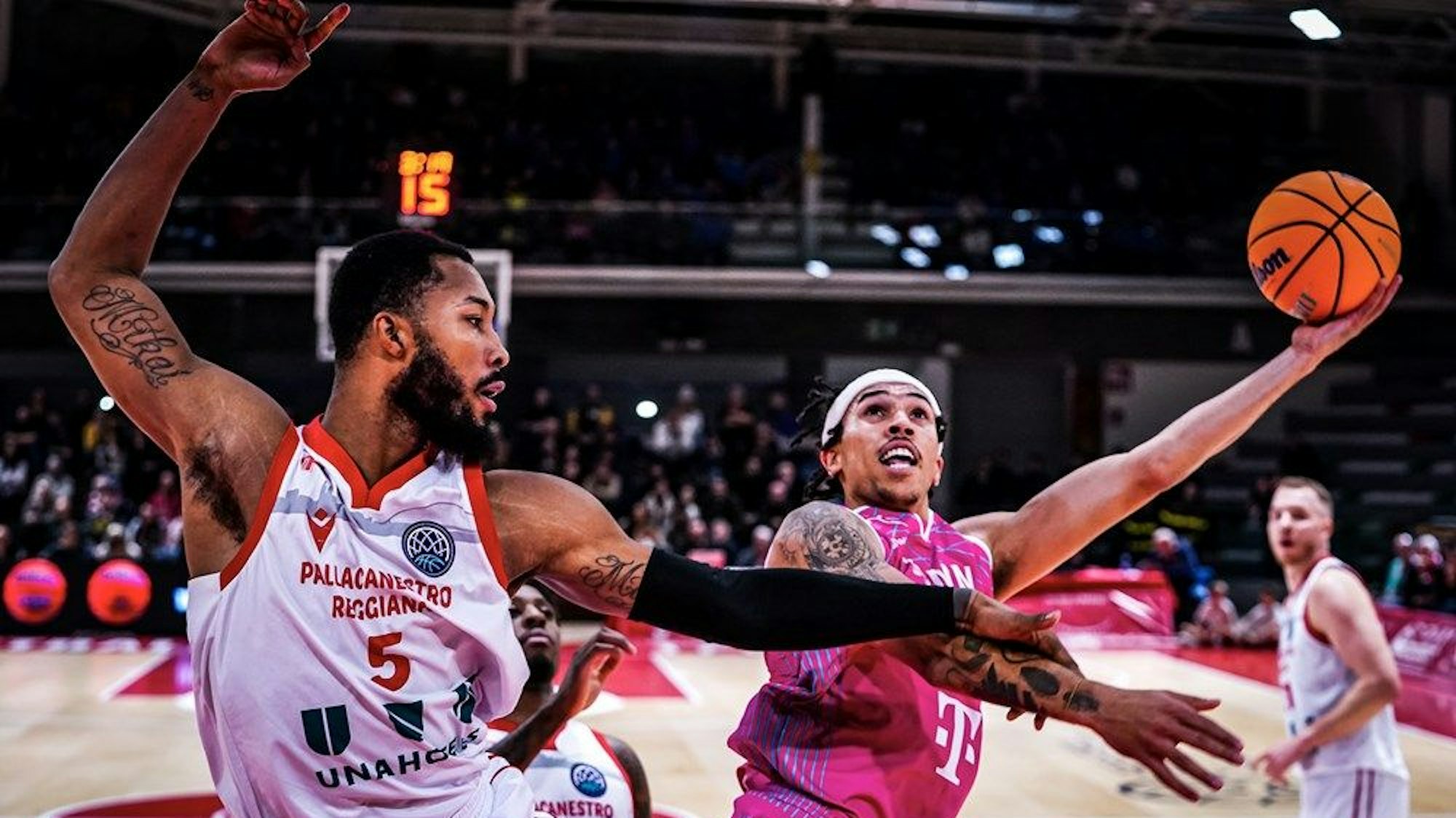 Baskets-Spieler Tyson Ward (r.) setzt hier zum Hakenwurf gegen Reggio Emilias US-Center Mikael Hopkins an.