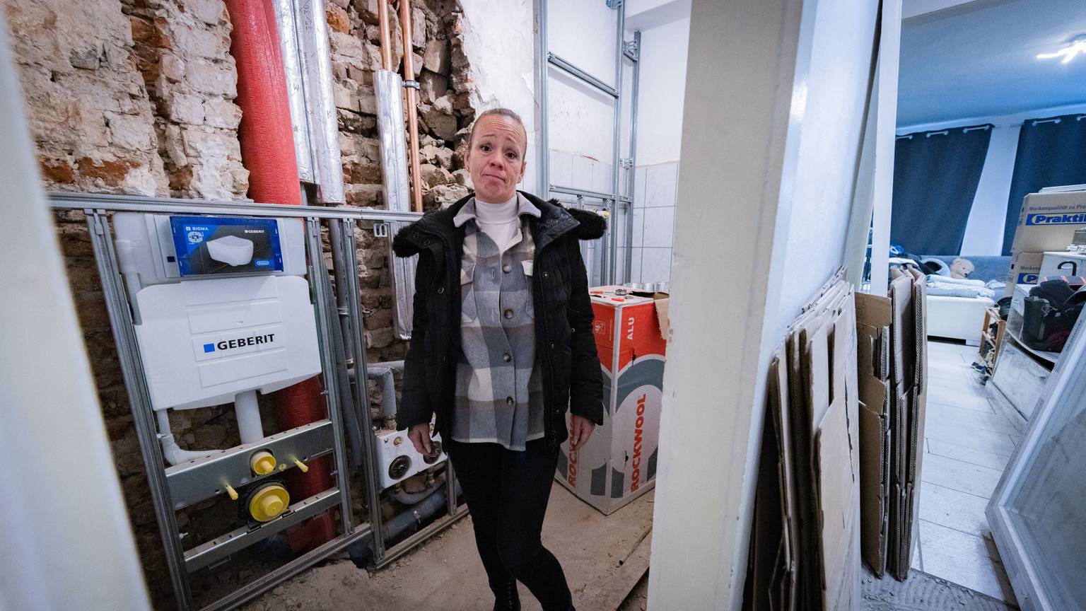 Pia Kagelmacher schaut unzufrieden in die Kamera.