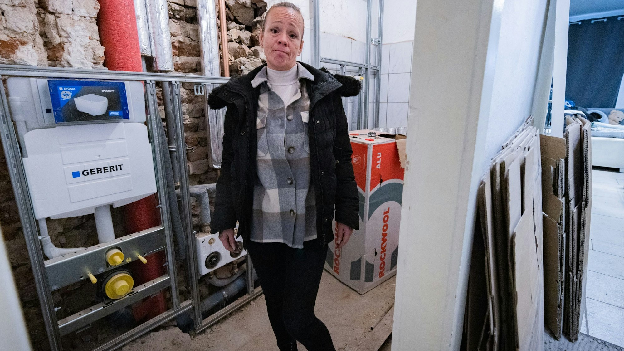 Pia Kagelmacher schaut unzufrieden in die Kamera.