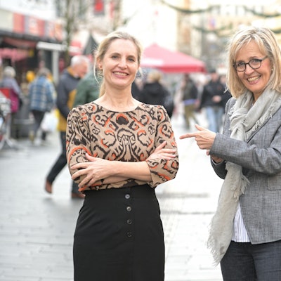 Ellen Lindner und Eva Babatz stehen nebeneinander in der Bergisch Gladbacher Fußgängerzone.