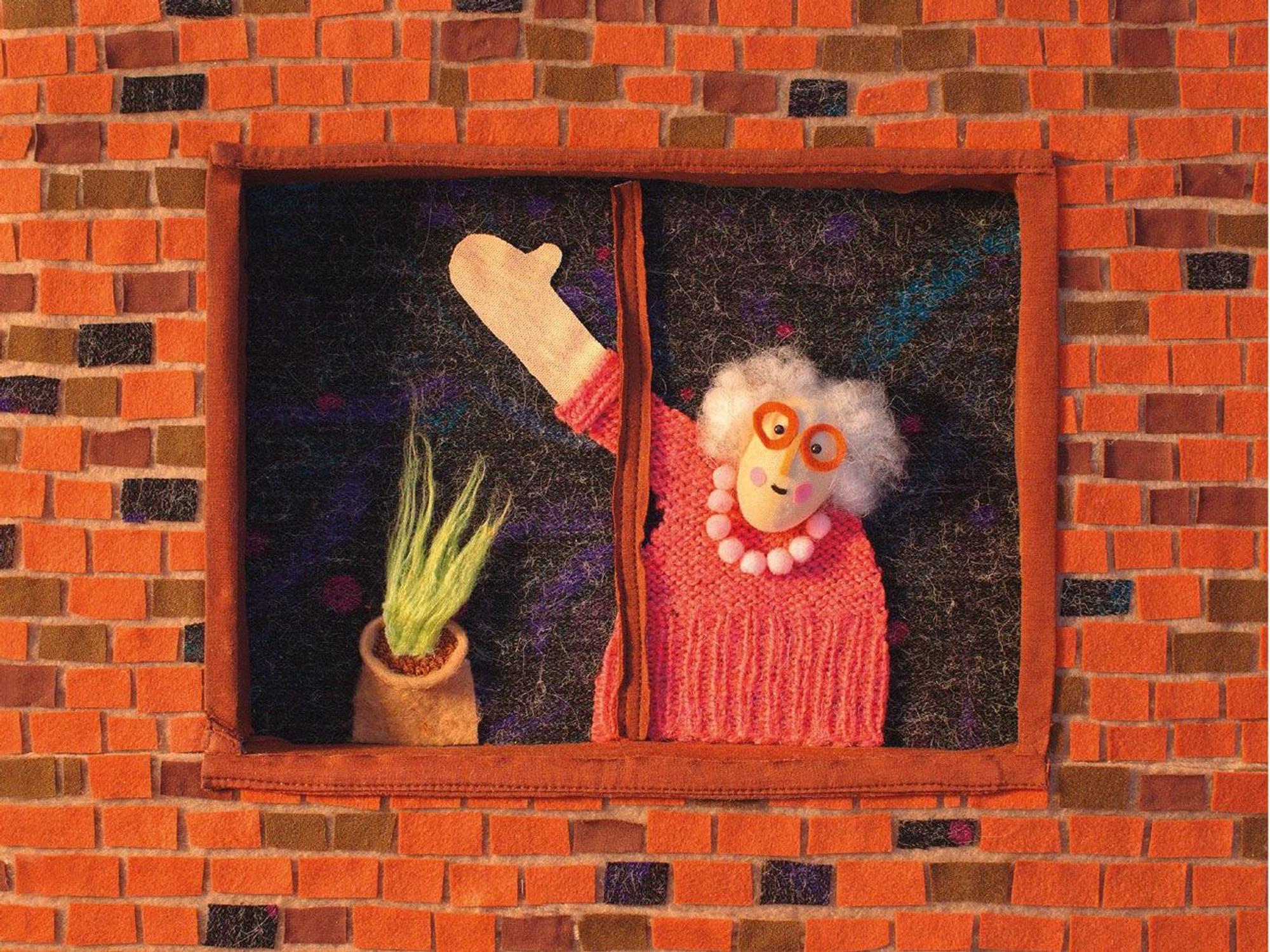 Eine alte Frau winkt aus dem Fenster, Collage aus Stoff