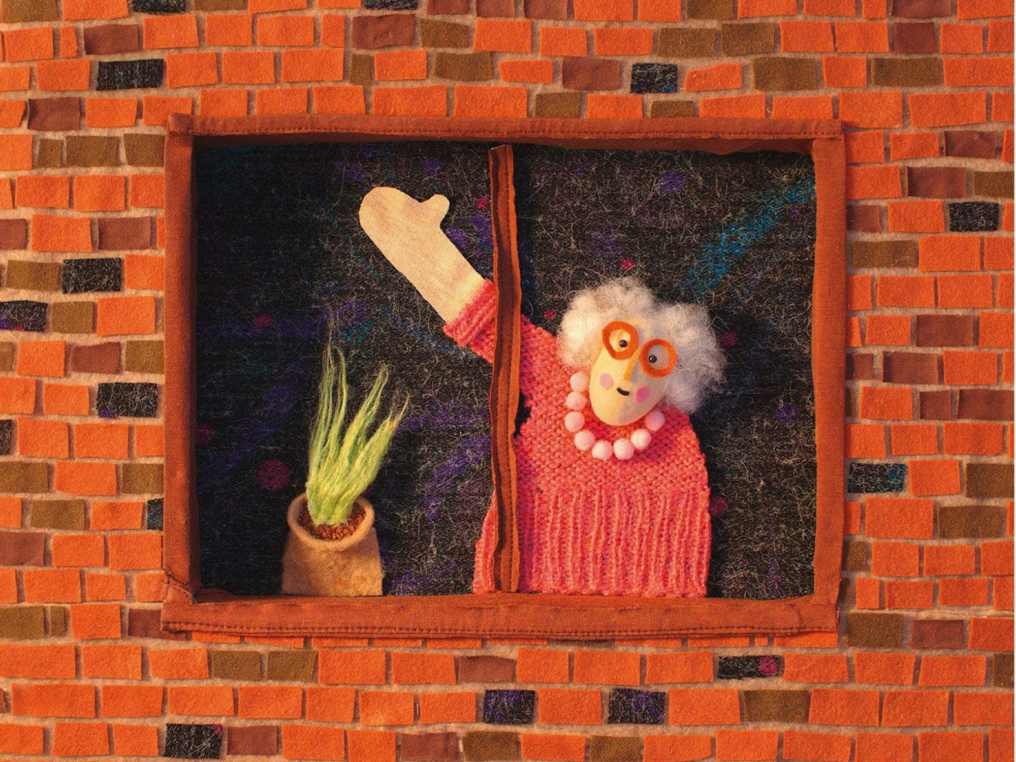 Eine alte Frau winkt aus dem Fenster, Collage aus Stoff