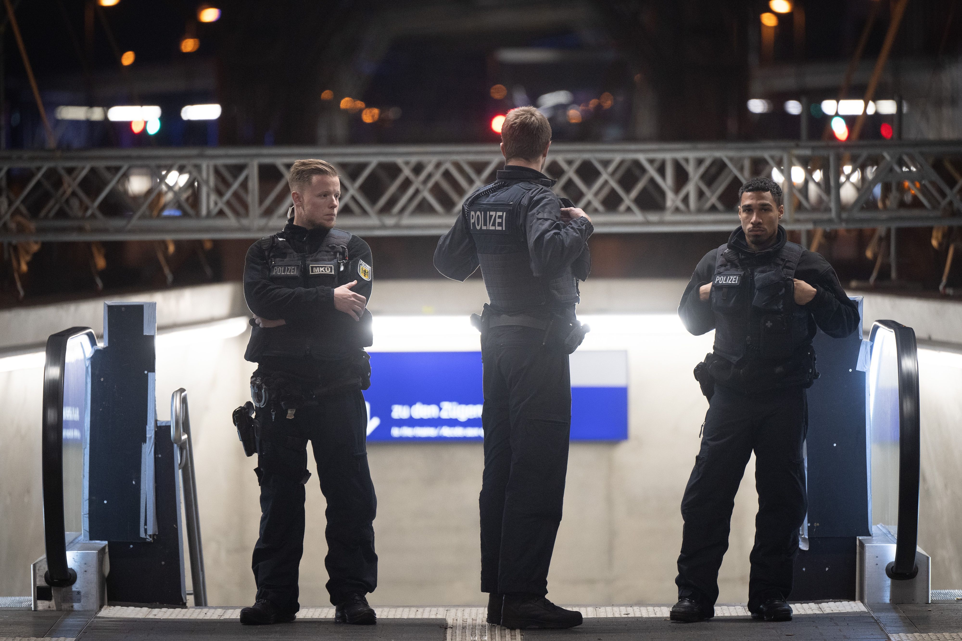 Polizeibeamte stehen in der S-Bahnstation Gateway Gardens in Frankfurt.