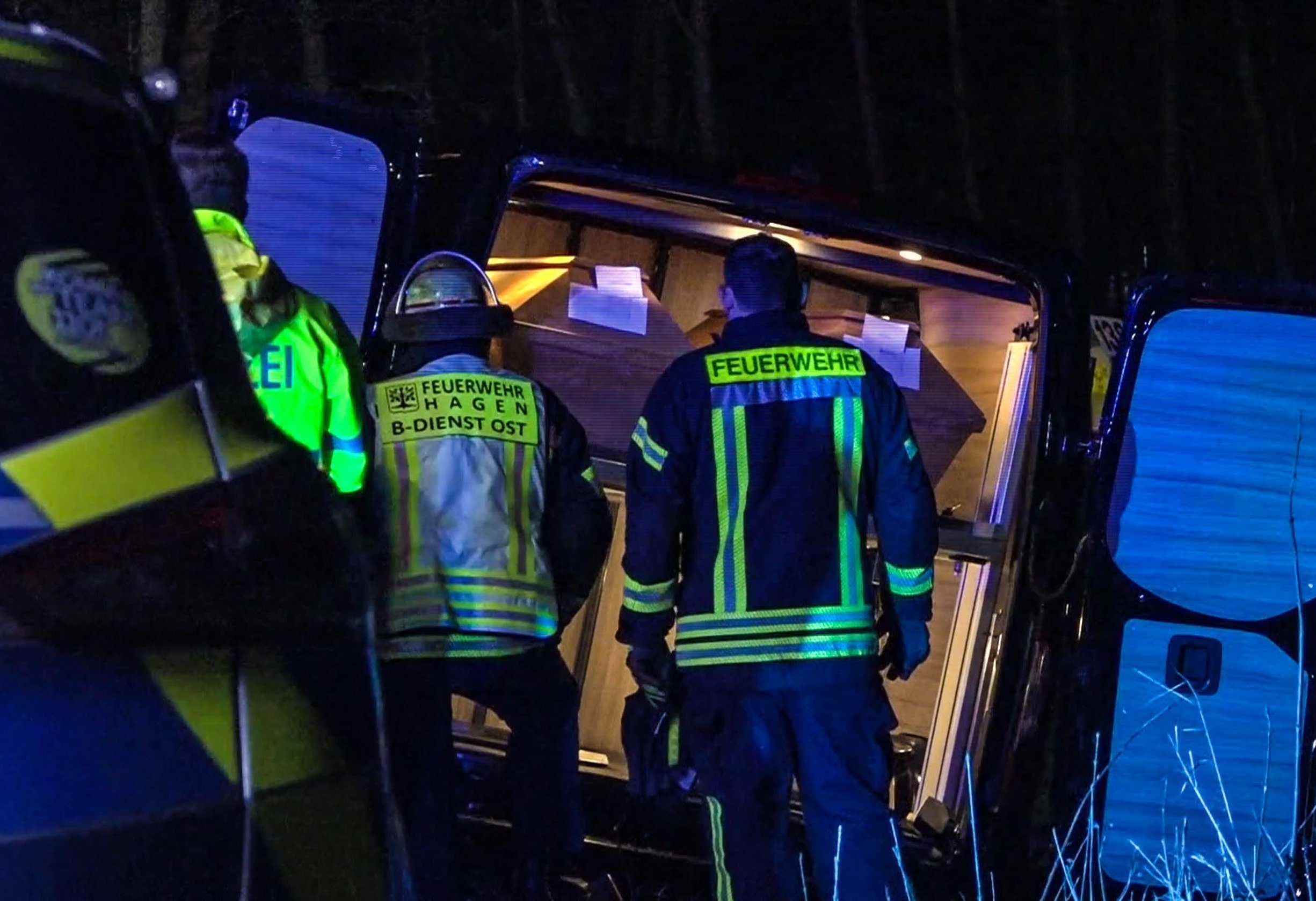 Hagen: Einsatzkräfte stehen vor einem verunglückten Leichenwagen.