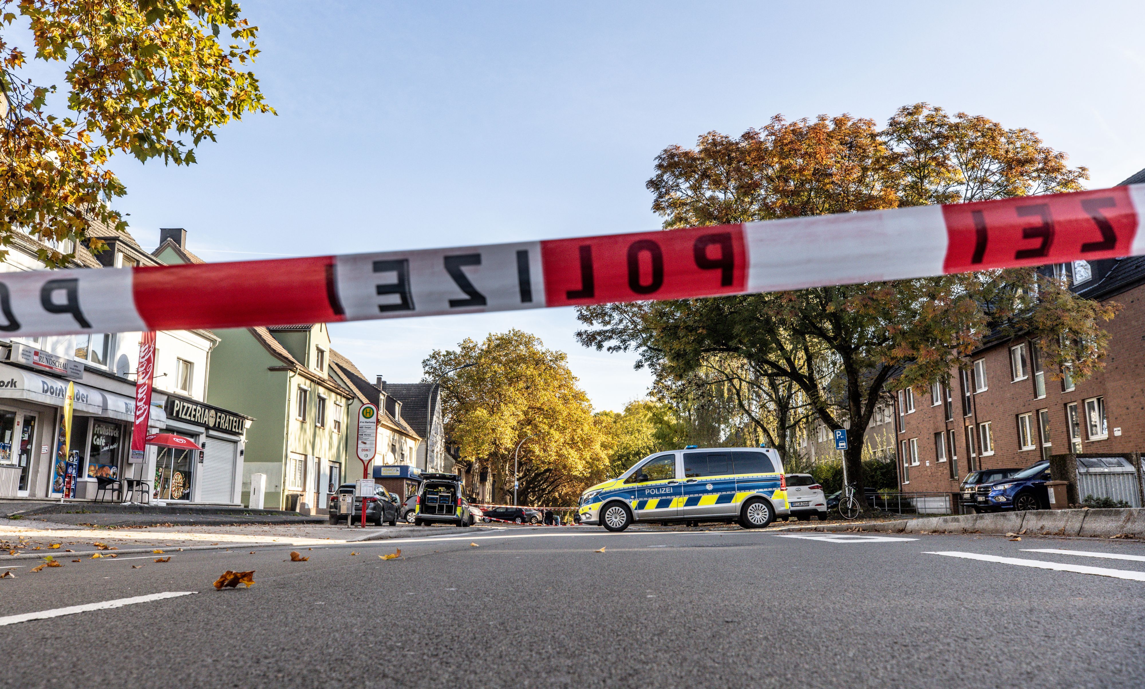 Ein Absperrband der Polizei sichert den Einsatzort der Dortmunder Polizei.