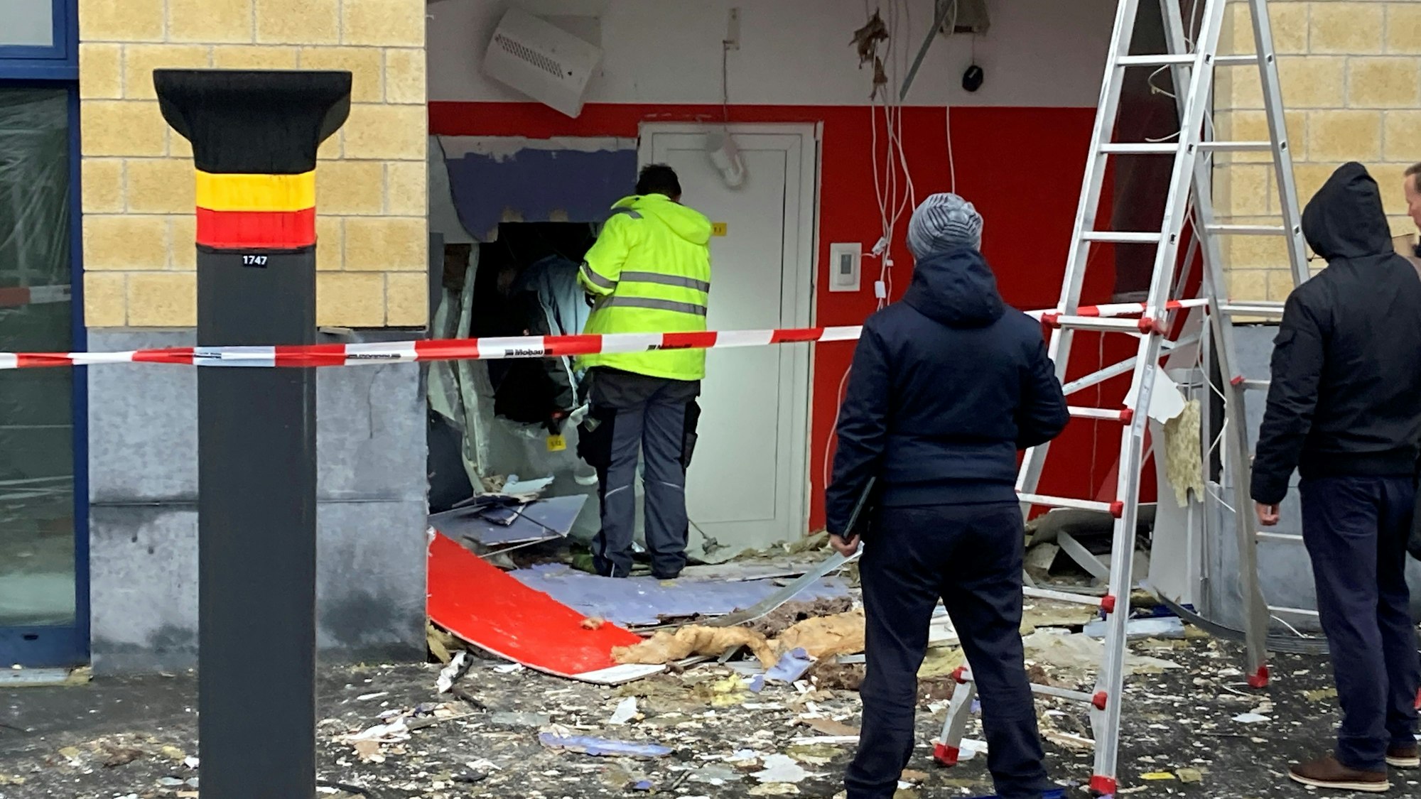 Die Sparkassen-Filiale im Kölner Stadtteil Brück ist nach der Automatensprengung komplett verwüstet.