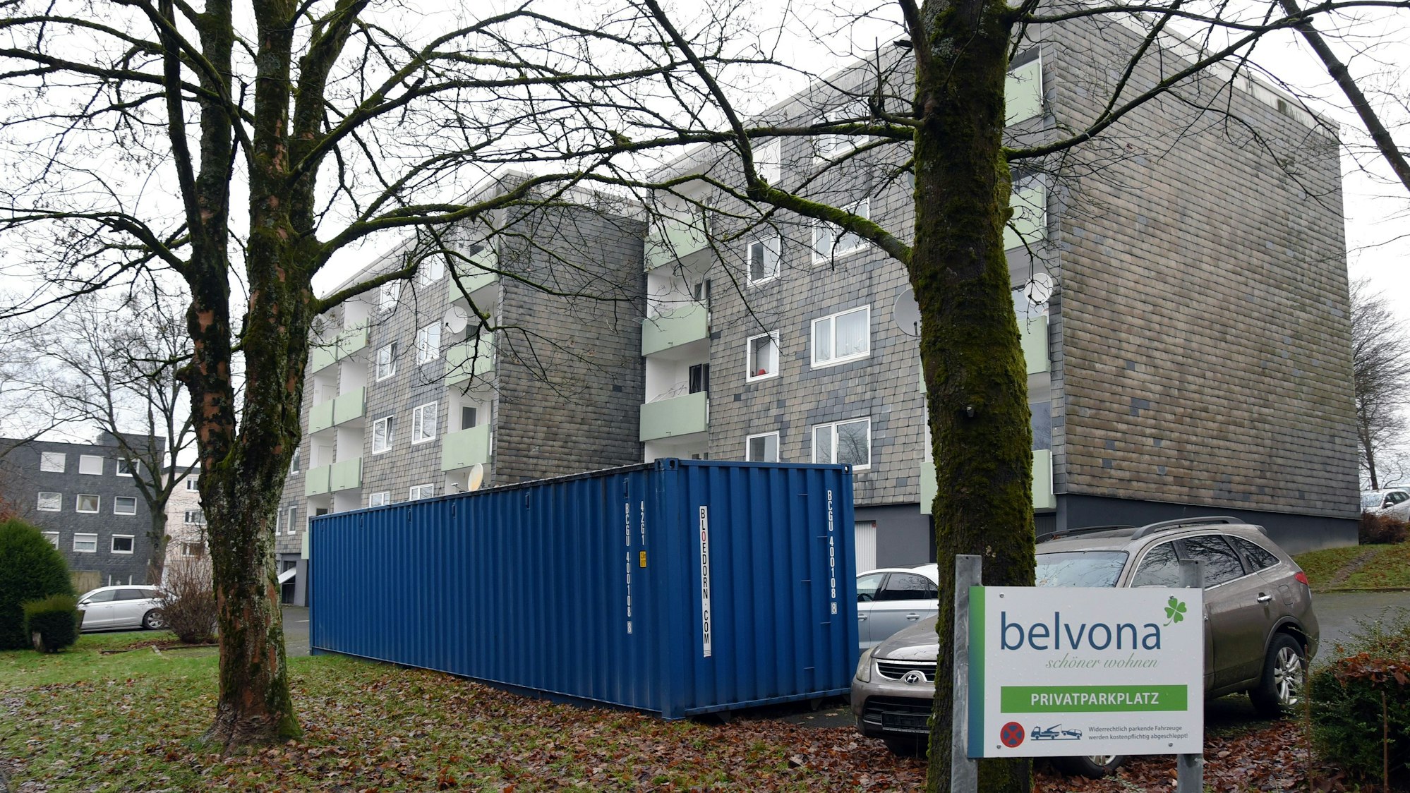 Wohnhäuser an der Danziger Straße in der Außenansicht. Davor steht ein blauer Container.
