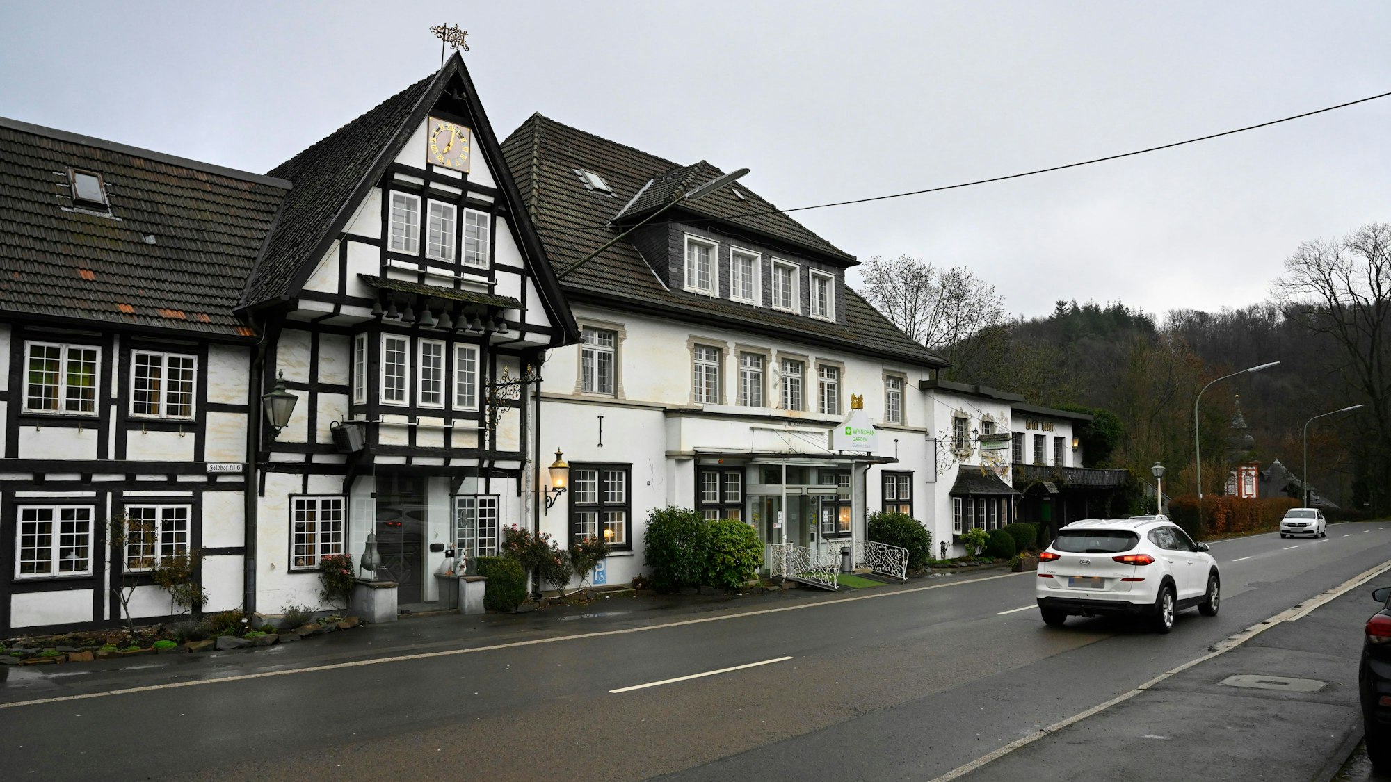 Eine Außenansicht des Hotels Wyndham Garden, das aktuell geschlossen ist.