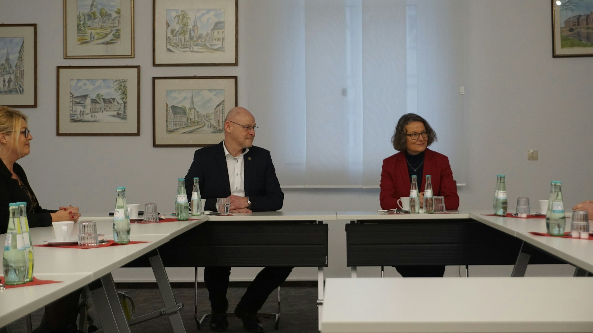 Alexander Eskes, Kämmerer und Fachbereichsleiter Zentrale Dienste und Ina Scharrenbach bei der Übergabe des Förderbescheids Wiederaufbau im Dezember 2022 an die Gemeinde Weilerswist.