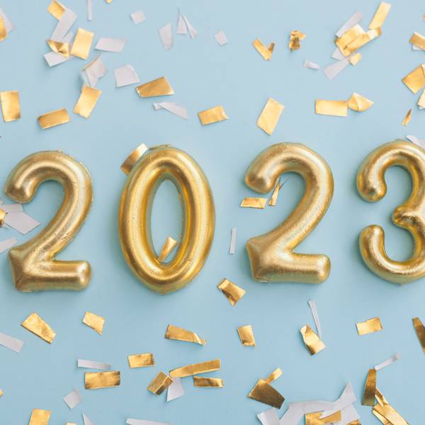Der Schriftzug 2023 mit Konfetti auf blauem Hintergrund