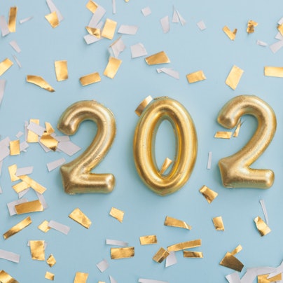 Der Schriftzug 2023 mit Konfetti auf blauem Hintergrund