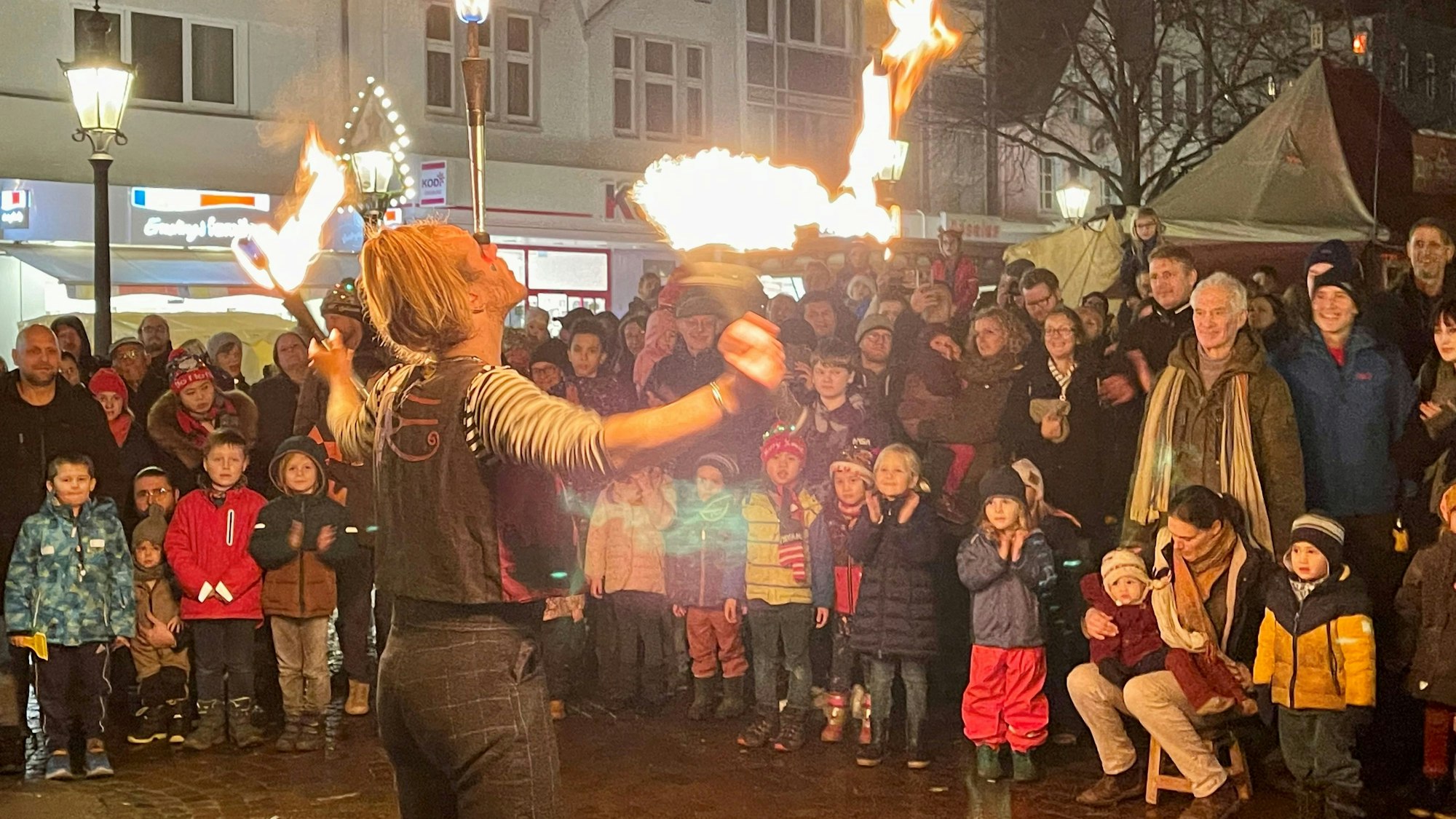 Ein Feuerkünstler begeistert das Publikum auf dem Mittelaltermarkt.