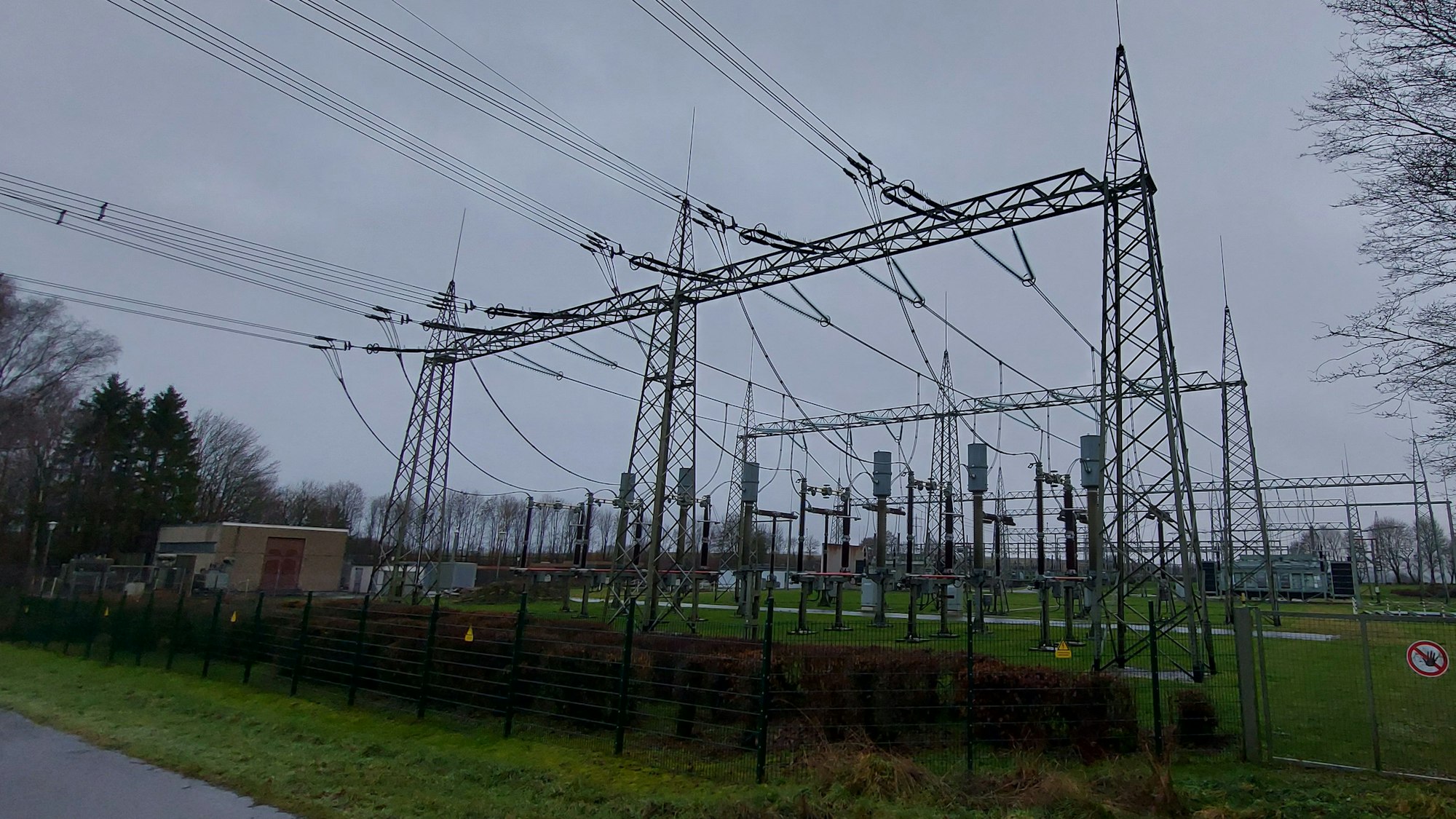 Das Bild zeigt das Umspannwerk des Übertragungsnetzbetreibers Amprion in Dahlem.