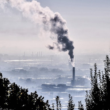 Rauch steigt aus einer Fabrik im Südosten Frankreichs.
