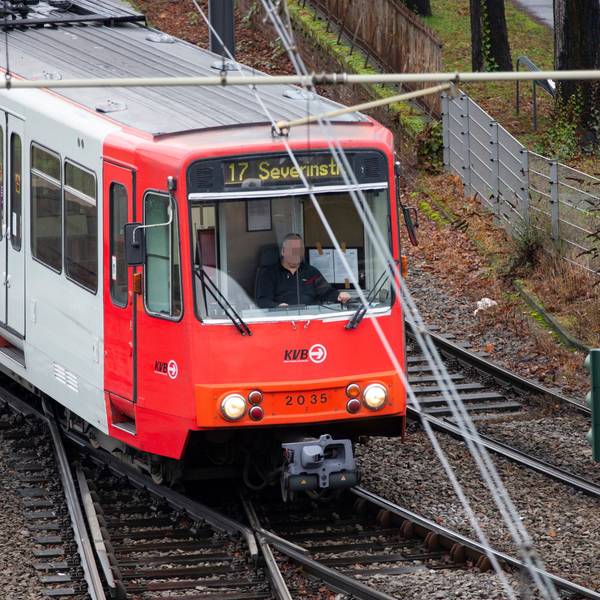 Eine Straßenbahn der KVB in Köln