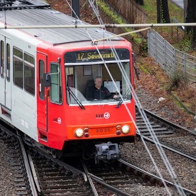 Eine Straßenbahn der KVB in Köln