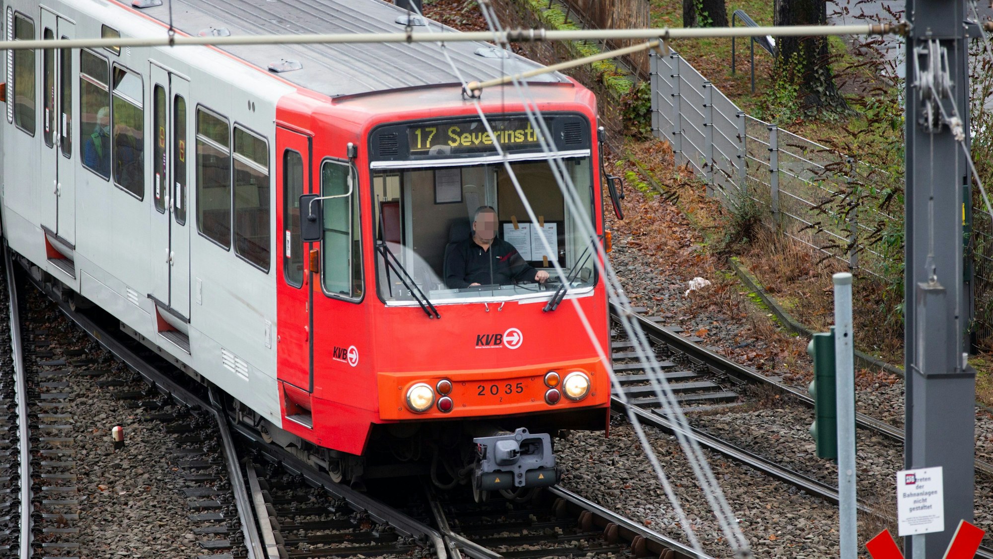 Eine Straßenbahn der KVB in Köln