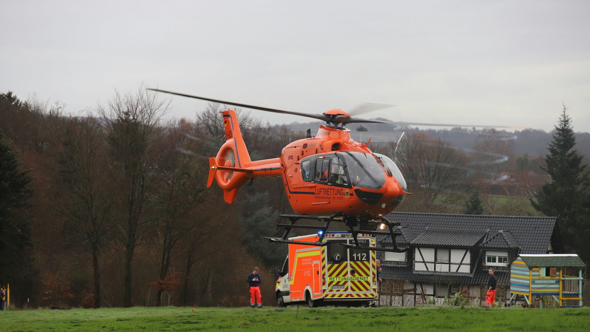 Ein Rettungshubschrauber hebt ab.