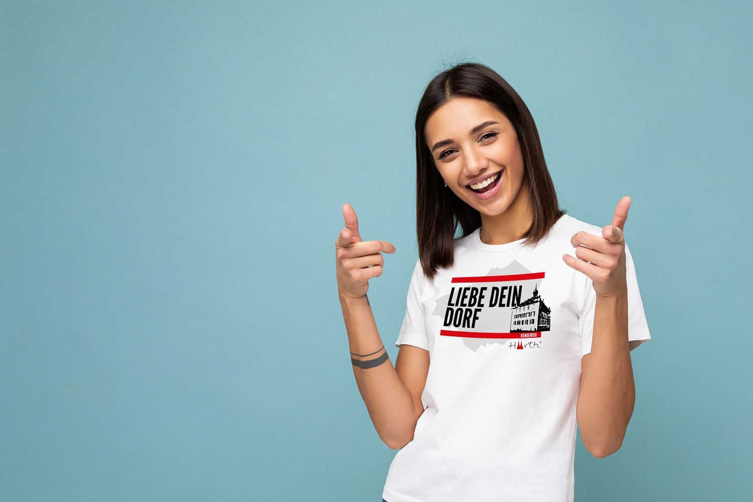 Ein Model posiert mit einem Shirt der Stadt Hürth, das den Aufdruck „Liebe dein Dorf“ zeigt.