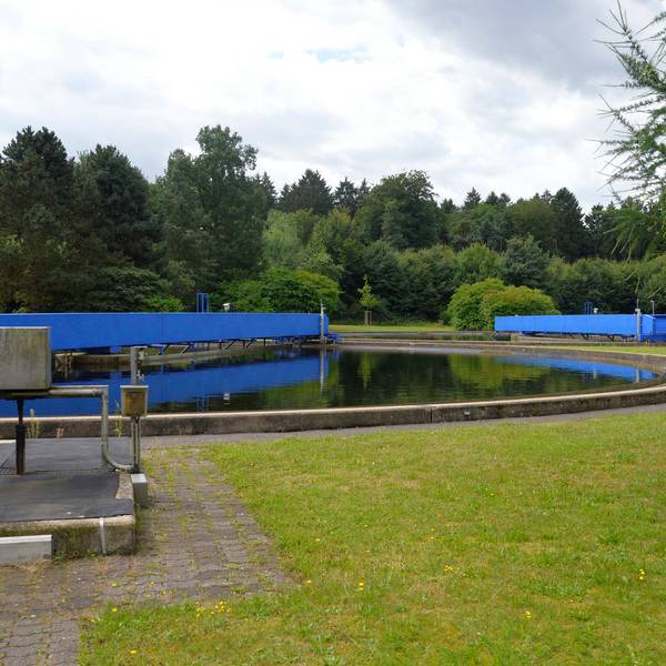 Ein Klärbecken der Kläranlage in Refrath.