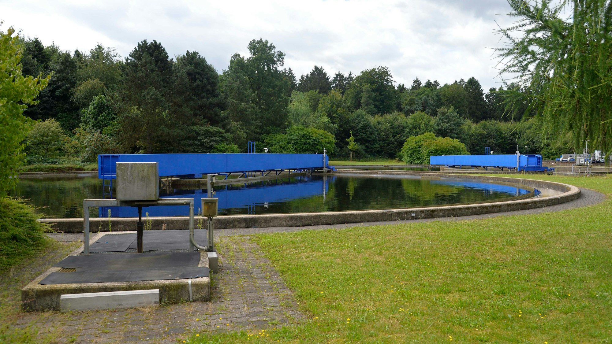 Ein Klärbecken der Kläranlage in Refrath.