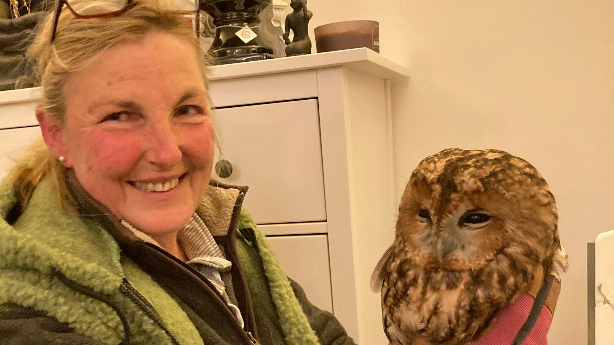 Gabi Pollerhof hält den geretteten Waldkauz in der Hand.