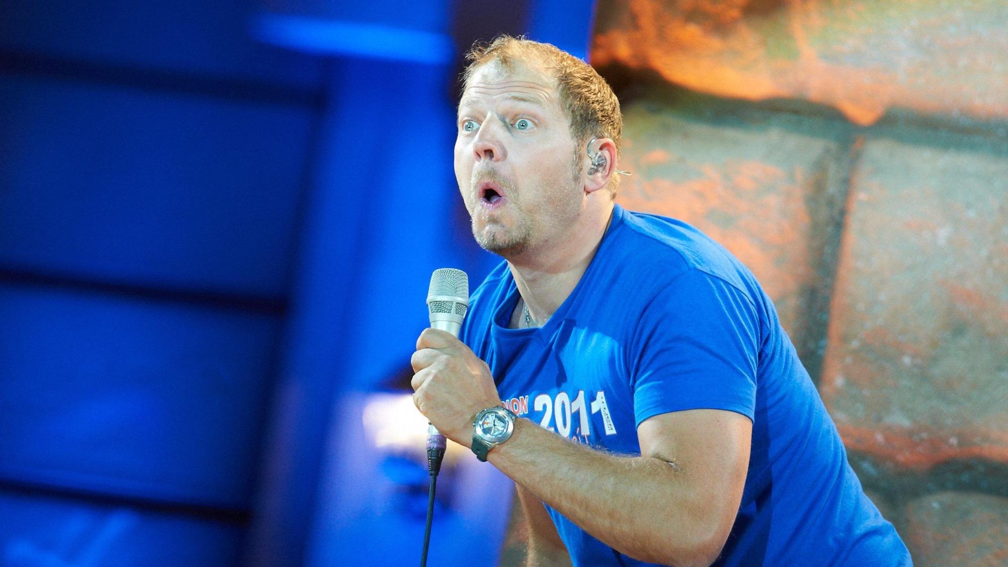 Der Comedian Mario Barth steht in der Veltins-Arena in Gelsenkirchen auf der Bühne.