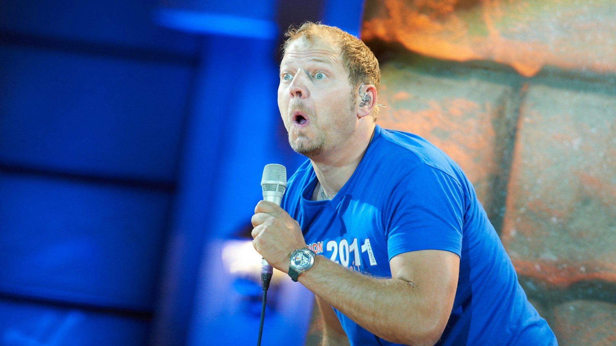 Der Comedian Mario Barth steht in der Veltins-Arena in Gelsenkirchen auf der Bühne.