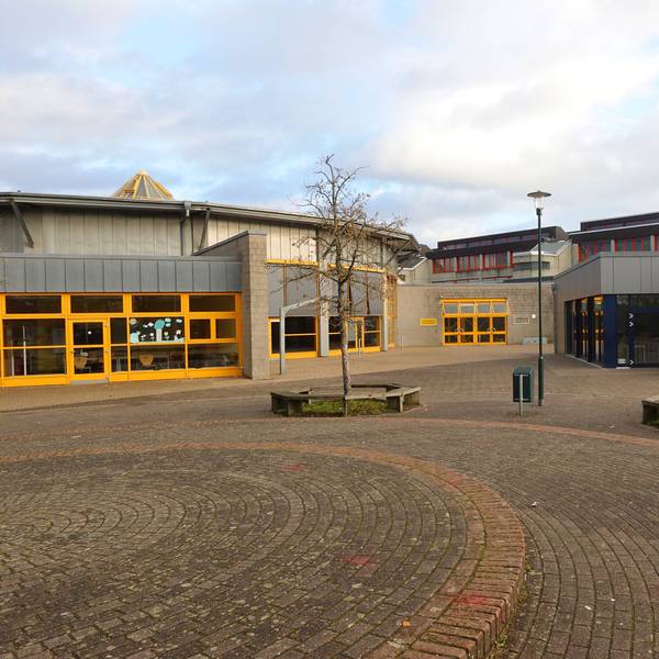 Auf dem Foto ist die Willy-Brandt-Gesamtschule in Kerpen von außen zu sehen.