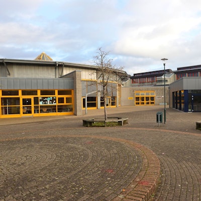 Auf dem Foto ist die Willy-Brandt-Gesamtschule in Kerpen von außen zu sehen.